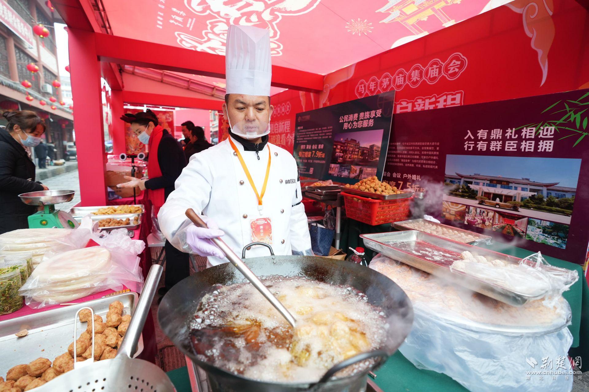 現(xiàn)場臘味、鹵貨、炸圓子吸引市民前來品嘗購買 (1).JPG.JPG