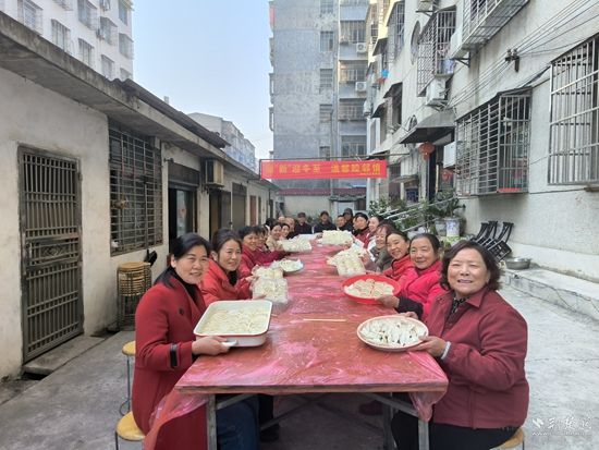 黨員中心戶帶領(lǐng)居民自發(fā)開(kāi)展“暖‘新’迎冬至 溫馨睦鄰情”冬至合家飯主題活動(dòng).jpg.jpg